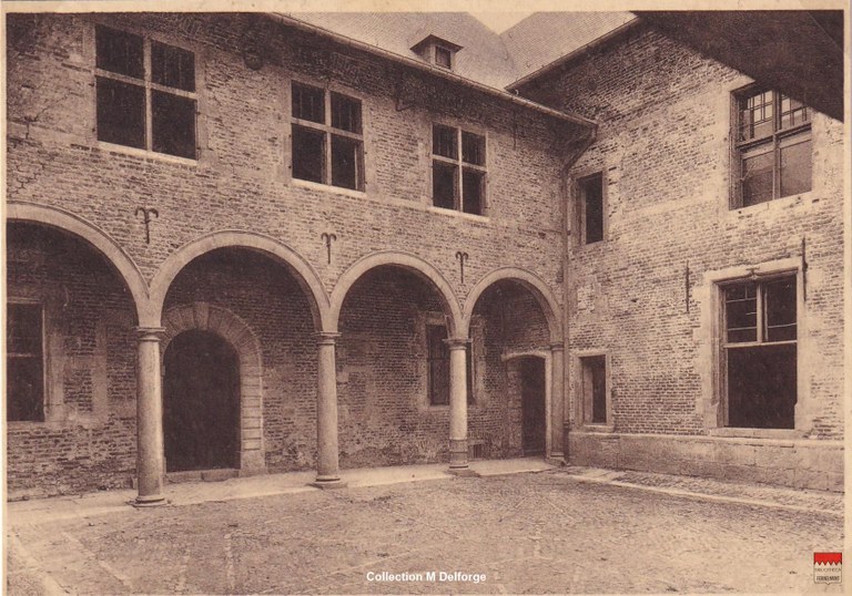 Noville-les-Bois - Château de Fernelmont  Cour intérieure XVIe et XVIIe siècle