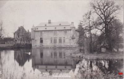 Noville-les-Bois - Château de Fernelmont [vue de l'étang et de l'île avec la ferme à gauche]