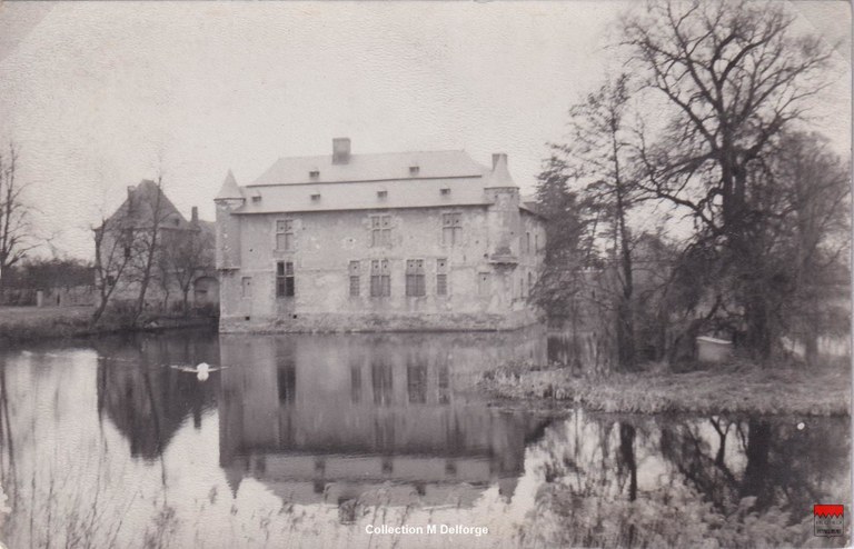 Noville-les-Bois - Château de Fernelmont [vue de l'étang et de l'île avec la ferme à gauche]