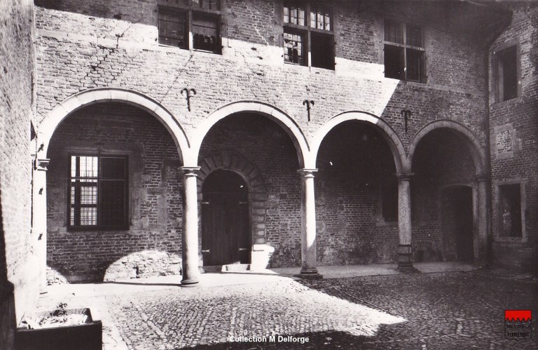 Noville-les-Bois - Fernelmont XIVe Siècle 2223 La cour d'honneur